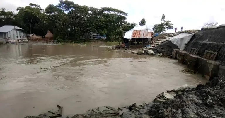 পটুয়াখালীর নদ-নদীতে পানি বৃদ্ধির ফলে ভাঙছে স্লুইসগেট ও বেড়িবাঁধ